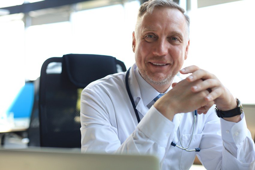 A doctor in a white shirt is advising the use of Ace QBank for the MCCQE1 exam preparation.